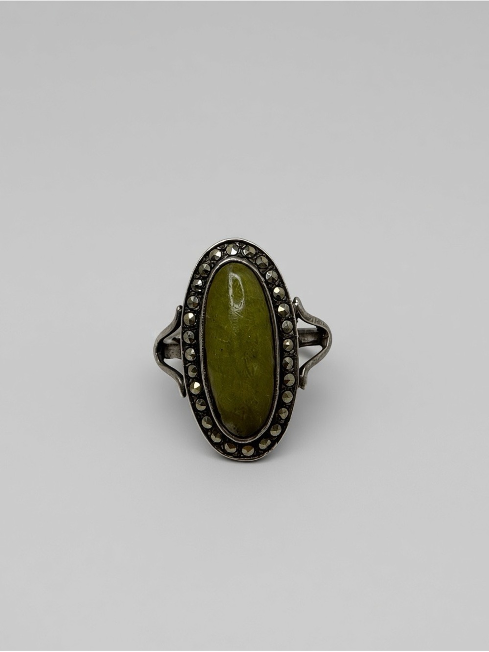 DESIGNER SIGNED T.J.H. 925 STERLING SILVER GREEN CONNEMARA STONE MARCASITE RING